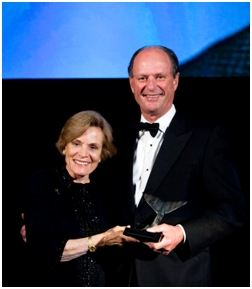 Dr. Sylvia Earle presents Dr. Bob Ballard with a Lifetime Achievement award from the National Marine Sanctuary Foundation